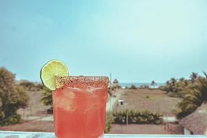 una bebida sentada en una mesa con una rodaja de lima en Marine Surf en El Paredón Buena Vista