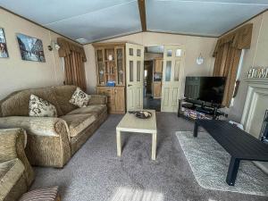 Ruang duduk di Lovely Caravan With Large Decking At Naze Marine Holiday Park Ref 17306br