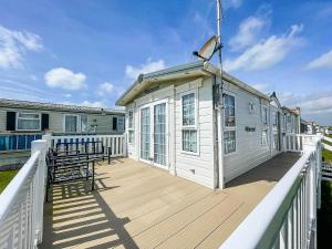 Balkoni atau teres di Lovely Caravan With Large Decking At Naze Marine Holiday Park Ref 17306br