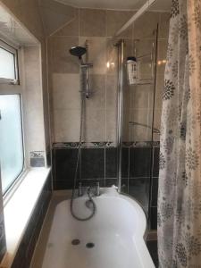 e bagno con vasca e doccia. di Double Room Central Location 2 a Plumstead