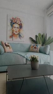 sala de estar con sofá azul y mesa en Φρίντα στο κέντρο της Ορεστιάδας en Orestiada