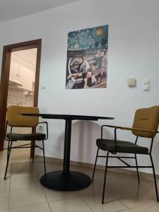 a table and two chairs in a room at Φρίντα στο κέντρο της Ορεστιάδας in Orestiada