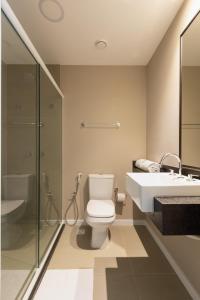 La salle de bains est pourvue de toilettes, d'un lavabo et d'une douche. dans l'établissement Bewiki, à Florianópolis