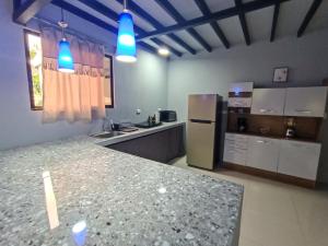 Una cocina o zona de cocina en Villa 2 Totalmente equipada, Bahia Ballena, CR