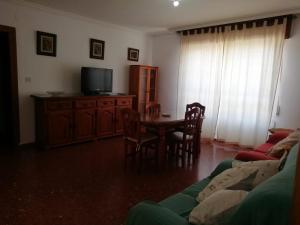 Televízia a/alebo spoločenská miestnosť v ubytovaní Salobreña Piso a 900m playa con cochera doble y wifi