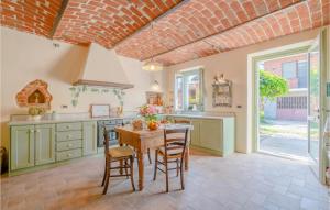 Dapur atau dapur kecil di Gorgeous Home In Ferrere With Kitchen