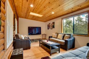 Μια τηλεόραση ή/και κέντρο ψυχαγωγίας στο Pine Mountain Club Cabin with Community Pool!