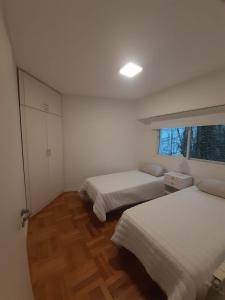 1 dormitorio con 2 camas y ventana en Departamento 3 ambientes en Palermo en Buenos Aires