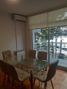 comedor con mesa de cristal y sillas en Departamento 3 ambientes en Palermo en Buenos Aires