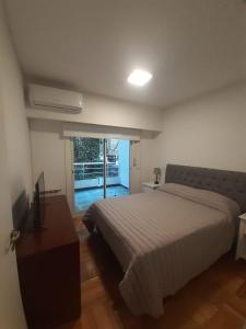 1 dormitorio con 1 cama y ventana con balcón en Departamento 3 ambientes en Palermo en Buenos Aires
