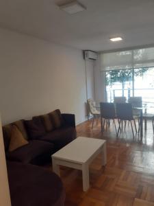 sala de estar con sofá y mesa en Departamento 3 ambientes en Palermo en Buenos Aires