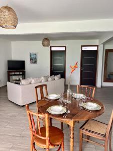 - un salon avec une table et des chaises en bois dans l'établissement Ti bwa Lodge, à Capesterre-Belle-Eau