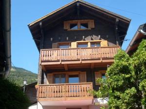 a large house with a balcony on top of it at BnB Varen in Varen