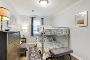 ein Schlafzimmer mit einem Etagenbett und einem Schreibtisch in der Unterkunft North Charleston Vacation Rental Near Cooper River in Charleston
