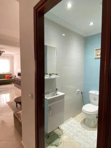 uma casa de banho com um WC e um lavatório em Nice apartment beach front, close to Rabat main sightseeing. Fiber WiFi em Rabat