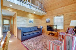 TV a/nebo společenská místnost v ubytování Cozy Columbia Cabin with Shared Lake Dock!