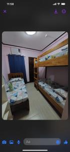Pokój z 2 łóżkami piętrowymi w pokoju w obiekcie Nober Apartments w mieście Puerto Princesa