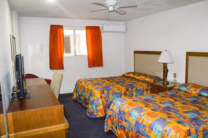 Cette chambre comprend 2 lits et une télévision à écran plat. dans l'établissement Hotel Paquime, à Nuevo Casas Grandes