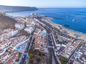 una vista aérea de la ciudad y el océano en Los Cristianos - San Telmo piscina y vistas mar 1 en Los Cristianos