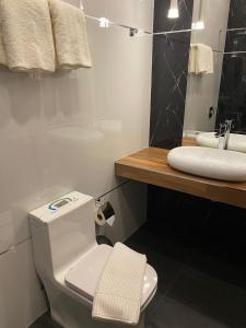 HOTEL INNOVA في تاريخا: حمام به مرحاض أبيض ومغسلة