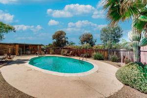una piscina en un patio con una valla en Tranquil Trail #8 en Carefree