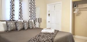 a bedroom with a bed with black and white pillows at Glam 2 Bedroom Apartment Close to NSU in Cooper City in Cooper City