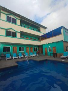 Bazén v ubytování The Lookout Beach Hotel nebo v jeho okolí