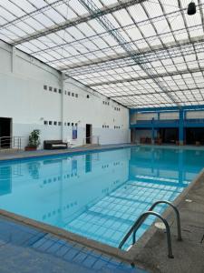 a large swimming pool with a ceiling at Chaupimundo Lodge in Quito