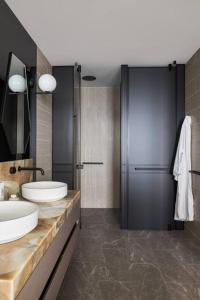 uma casa de banho com 2 lavatórios e um chuveiro em The Jewel, A designer Condo in the Sky em Gold Coast