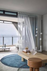 uma sala de estar com um sofá e uma mesa em The Jewel, A designer Condo in the Sky em Gold Coast