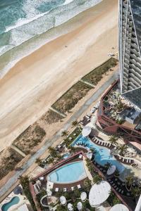 uma vista aérea de um resort com uma praia em The Jewel, A designer Condo in the Sky em Gold Coast