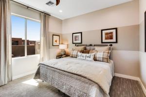 sypialnia z łóżkiem i oknem w obiekcie Scottsdale Scenery w mieście Scottsdale