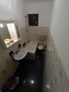 bagno con lavandino e servizi igienici di Apartments by the sea Stara Novalja, Pag - 4153 a Novalja (Novaglia)