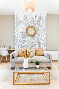 un salon avec un canapé et une table basse dans l'établissement Le naturel - Superbe logement - Extérieur privatif - Centre ville, au Mans