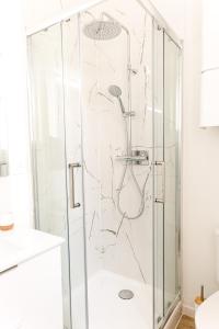 une douche avec une porte vitrée dans une salle de bain dans l'établissement Le naturel - Superbe logement - Extérieur privatif - Centre ville, au Mans