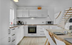 Η κουζίνα ή μικρή κουζίνα στο Holiday Home Harboøre With Fireplace 06
