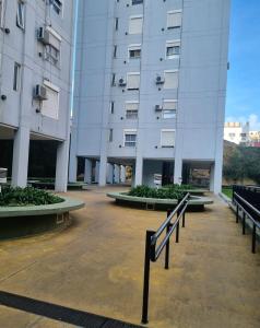 un estacionamiento vacío frente a un edificio alto en Almagro 3 ambientes/Cochera en Buenos Aires