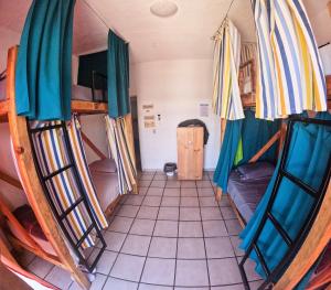 Двуетажно легло или двуетажни легла в стая в Hostel Casa Esterito