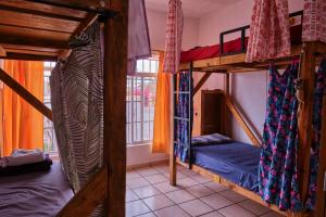 Zimmer mit 2 Etagenbetten und einem Fenster in der Unterkunft Hostel Casa Esterito in La Paz
