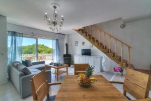 ein Wohnzimmer mit Tisch und Couch in der Unterkunft Casa Memory in Crikvenica
