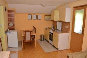cocina con nevera, mesa y sillas en Apartments with a parking space Krapinske Toplice, Zagorje - 20688, en Krapinske Toplice