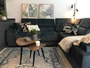 sala de estar con sofá negro y mesa en Luxury apartment - Jacuzzi, pool & private terrace, en San Julián