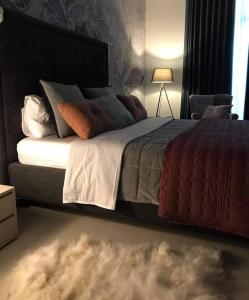 Un pat sau paturi într-o cameră la Luxury apartment - Jacuzzi, pool & private terrace