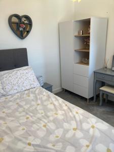 - une chambre avec un lit, une armoire et un bureau dans l'établissement Cozy & Spacious home In the heart of Snowdonia, à Llanddeiniolen