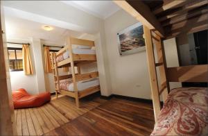 ein Schlafzimmer mit einem Etagenbett und Etagenbetten in einem Haus in der Unterkunft Bear Packer Hostel in Cusco