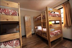 Ένα ή περισσότερα κρεβάτια σε δωμάτιο στο Bear Packer Hostel