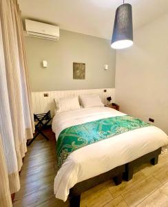 - une chambre avec un grand lit dans l'établissement HOTEL BOUTIQUE CASA NOBLE SPA, à Santiago