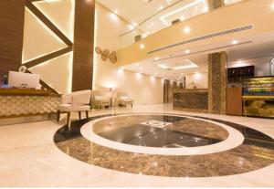 布赖代أيام للشقق المخدومة的大厅设有等候区，配有椅子和桌子