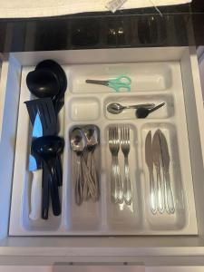 a plastic tray with utensils in a drawer at Apartamento Luxo St Bueno in Goiânia