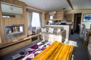 uma sala de estar caravana com um sofá e uma televisão em 8 Berth Caravan With Wifi At Sunnydale Park In Skegness Ref 35241kg em Louth
